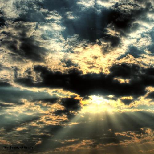 image of sunlight shining through clouds